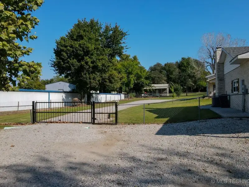 Commercial Property with House and Shops on 2 Acres in Coweta Near Casino