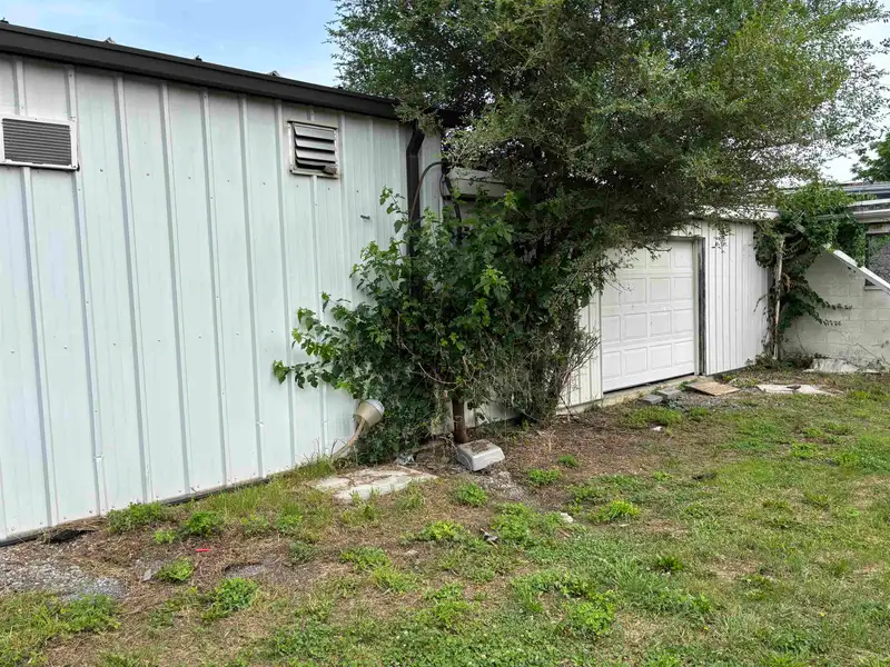Versatile 4,020 Sq Ft Mixed-use Building on 6 Mx-b Zoned Lots