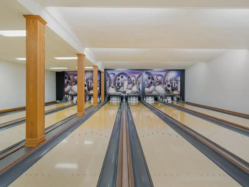Commercial Property with Bowling Alley, Bar, Restaurant, and Apartments in Poy Sippi Community