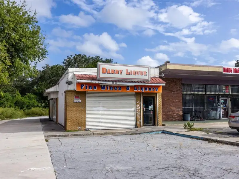 Versatile Commercial Building for Retail or Service Use in High-traffic Location