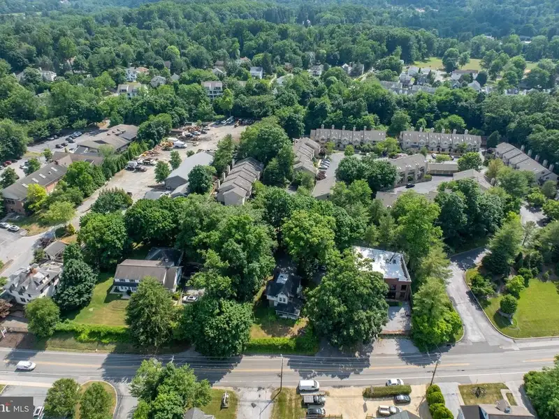 Mixed-use Property in Wayne, Pa: Salon with 1-bedroom Apartment Above