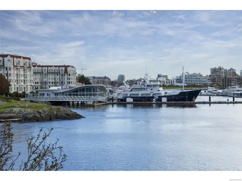 Turnkey Victorian Guest House in Songhees - 5 Suites, Steps from Seawall