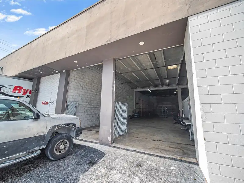 Commercial Property in Doral - Prime Location Near Miami International Airport and Amenities