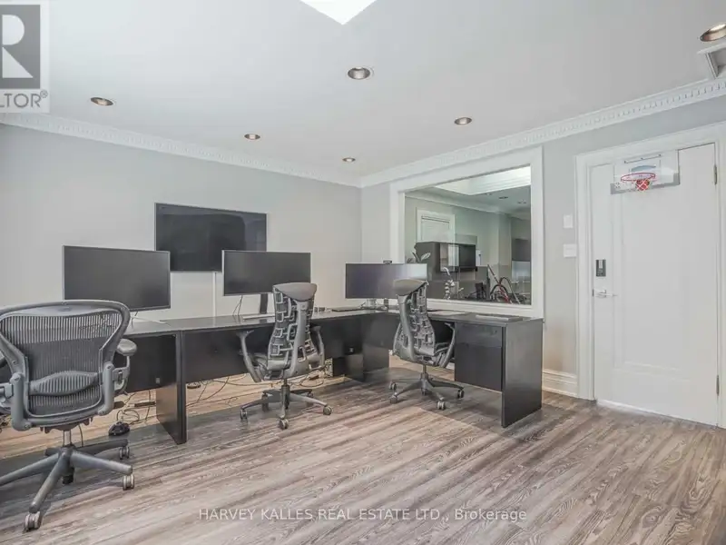 Top Floor Office Space in Renovated Semi-detached House, Prime Location, Utilities Included