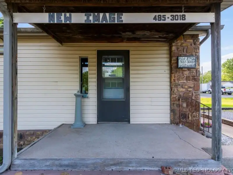 Prime Commercial Property on High-traffic Road with New Roof in 2023