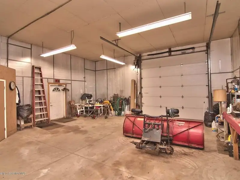 Commercial Garage with Office Near Moscow Train Station, 1200 Sf, Ample Parking