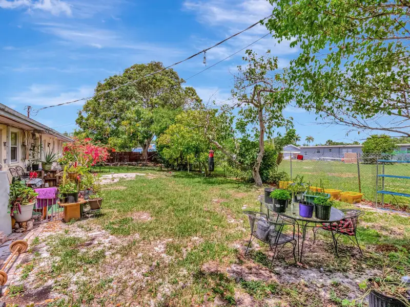 Well-maintained 6-unit Multifamily Property in South Florida with Value-add Potential