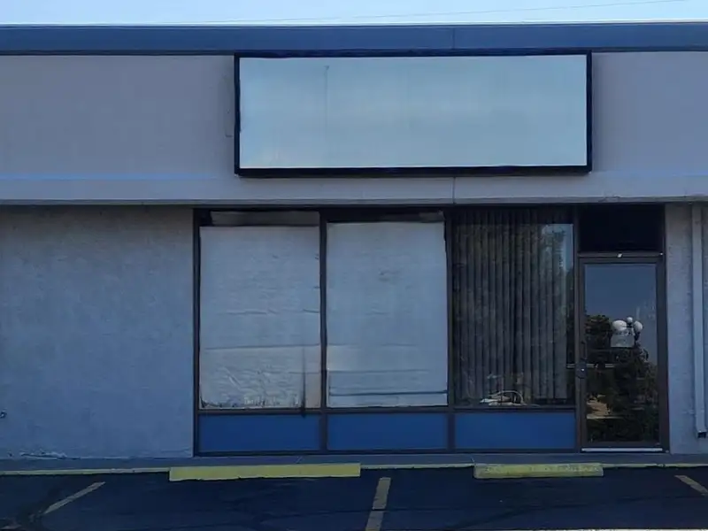 Retail/salon Space in High-visibility Center Near North Avenue Wal-mart