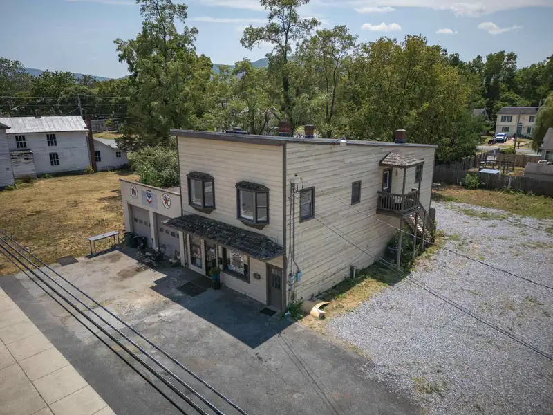 Mixed-use Property in Elkton: Antique Store with 3-bedroom Apartment and Ample Parking