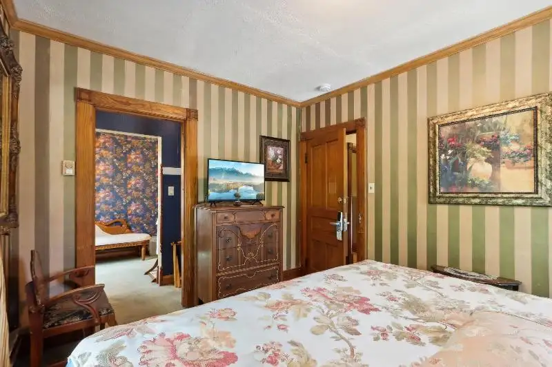 Turnkey B&b and Event Center in Wisconsin Dells with 17 Guest Suites