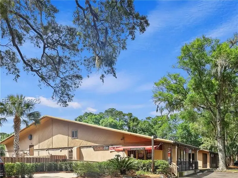 Mid-island Restaurant for Sale Near Palmetto Dunes with Outdoor Dining Area