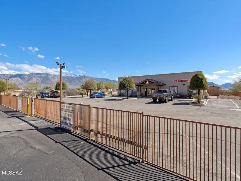 Commercial Investment Property with Long-term Tenant in Oro Valley/catalina Corridor