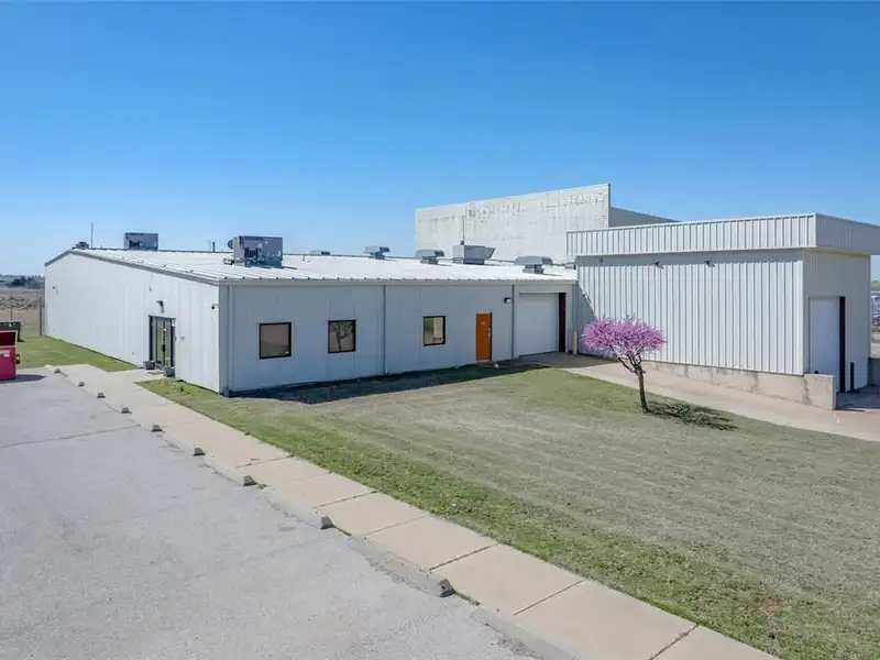 17,000 Sq Ft Versatile Industrial Facility on 402 Acres Near Oklahoma City