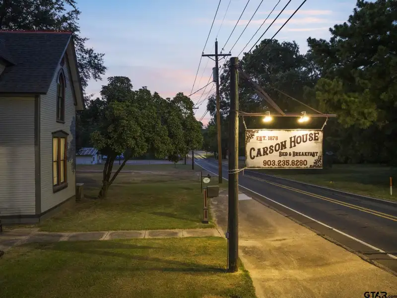 Historic Downtown Pittsburg Bed and Breakfast with 6 Ensuites and Unique Train Car Suite