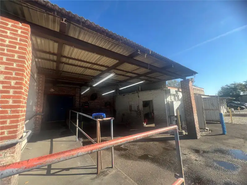 Income-producing Investment Property on South Main Street, 6.05 Acres with Diverse Tenants