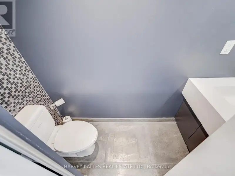 Executive Urban Townhome in King West with Private Entrance and Premium Amenities