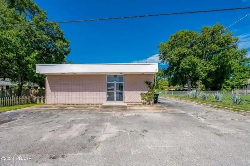 Versatile Commercial Building with Yard Space in Prime Location