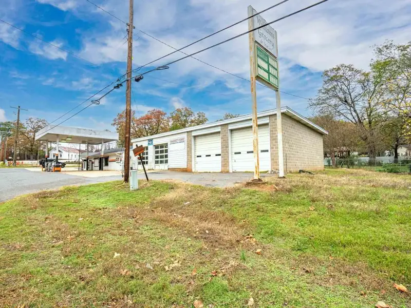 Commercial Property with Highway Frontage, Former Gas Station and Grocery in Magnet Cove