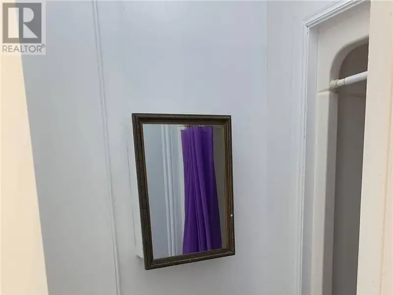 Spacious 2-bedroom Apartment with Rooftop Access in Prime St. Clair Location