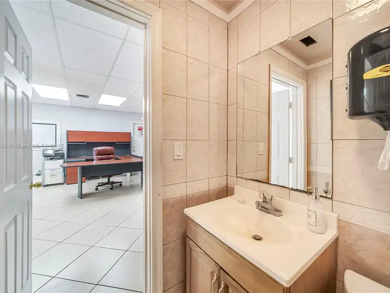 Commercial Property in Doral - Prime Location Near Miami International Airport and Amenities
