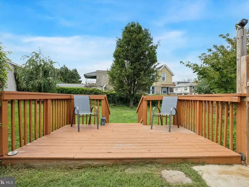 Versatile Commercial/residential Property in Clifton Heights with High Ceilings and Hardwood Floors