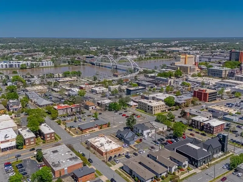 Remodeled Commercial Building Near I-630, Downtown Little Rock – Ideal for Office or Apartment