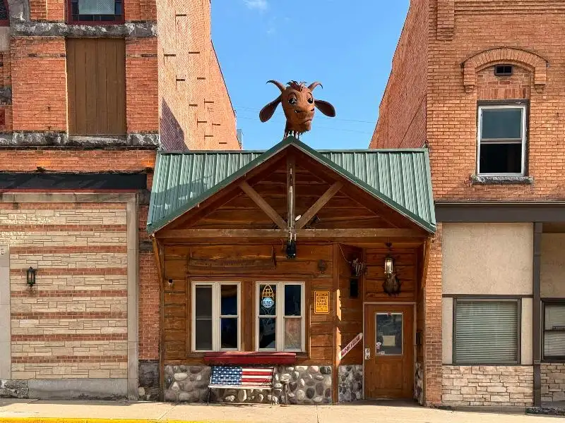 Turnkey Lodge-style Investment Opportunity in Berlin with Unique Interior and Bar