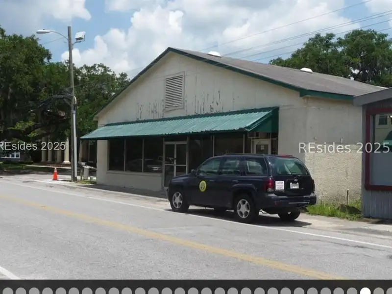 Prime Commercial Property with Multiple Buildings and Parking in Ridgeland Center