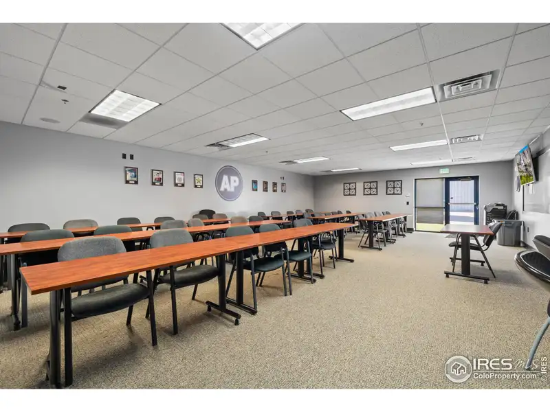 Versatile Office/warehouse in Highland Industrial Park, Windsor - Ideal for Various Business Uses