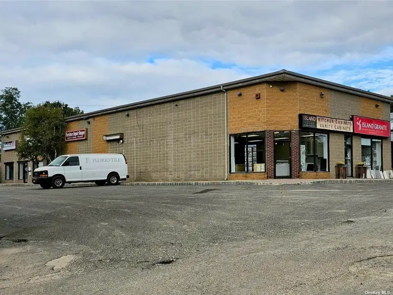 7-unit Multifamily Property with Yard and Prime Corner Location on Major Road