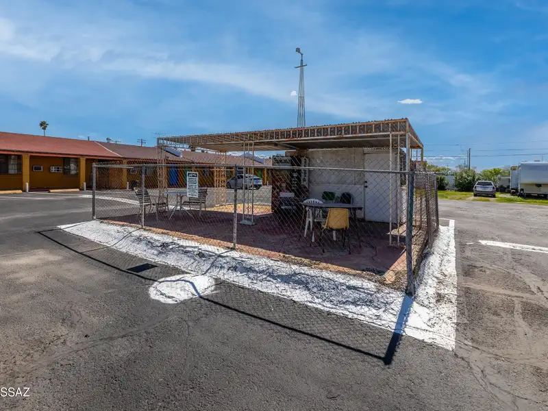 Well-maintained 18-unit Motel Near Tucson Airport with Rv Spaces and Ample Parking