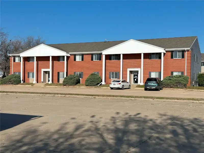 Four Office Buildings on 3.8 Acres in Lindale Area with Upgrade Potential