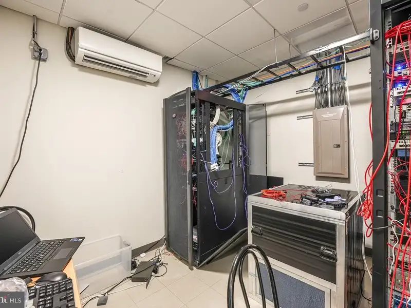 Secure Commercial Office Space in West Metro Plaza - 3101 Sq Ft, Icd 705 Compliant