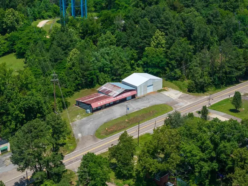 Commercial Property with Showroom and Warehouses on Us Hwy 100 W