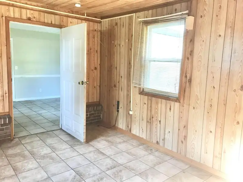 15-bedroom Building with 6.5 Baths Near Huntingdon and Jackson, Potential for Re-zoning