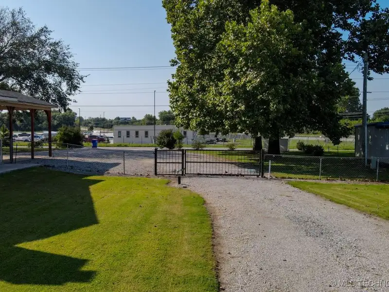 Commercial Property with House and Shops on 2 Acres in Coweta Near Casino