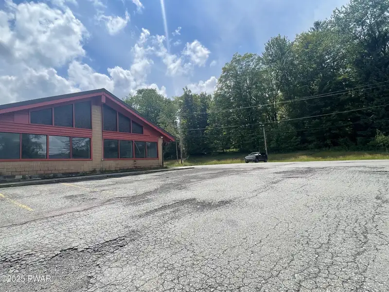 Commercial Building on 7.5 Acres in High-traffic Location Near Hamlin