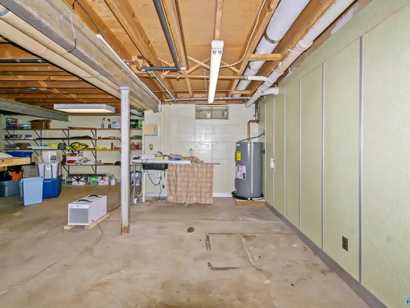 Versatile 2000 Sqft Home on 1.40 Acres in High-growth Huntsville Area