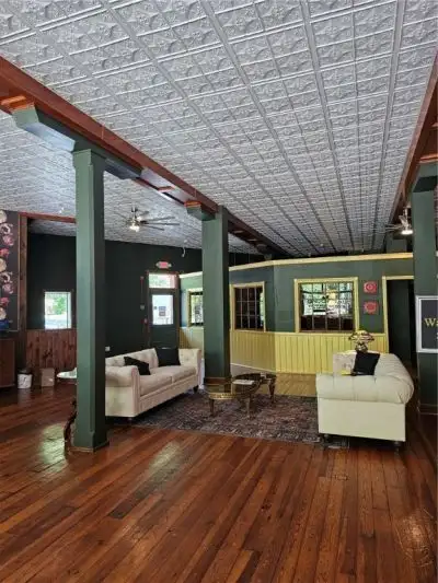 Commercially Zoned 15-suite Overnight Rental Property in Eureka Springs
