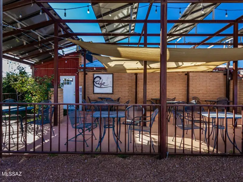 Commercial Building in Sonoita with Equipped Kitchen and Solar Panels