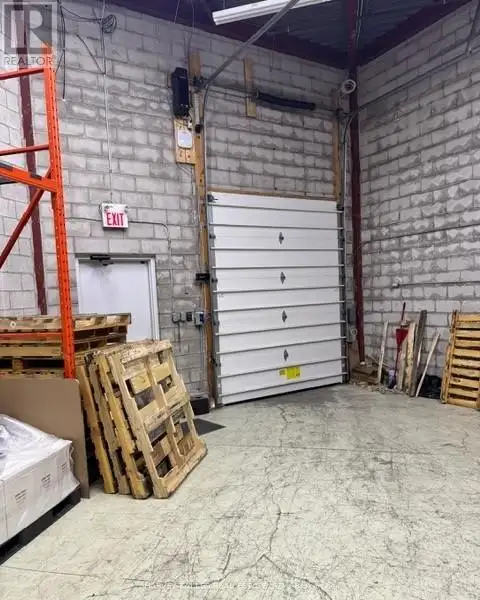 Spacious Commercial/industrial Unit in Beaver Creek Business Park with Versatile Layout