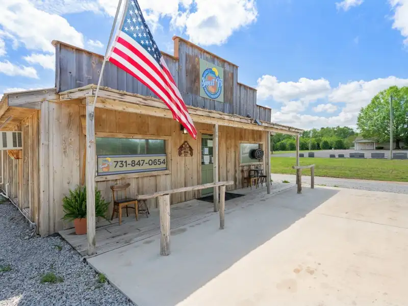 Commercial Restaurant on 3.4 Acres in Parsons, Tn with Highway Frontage and Modern Amenities