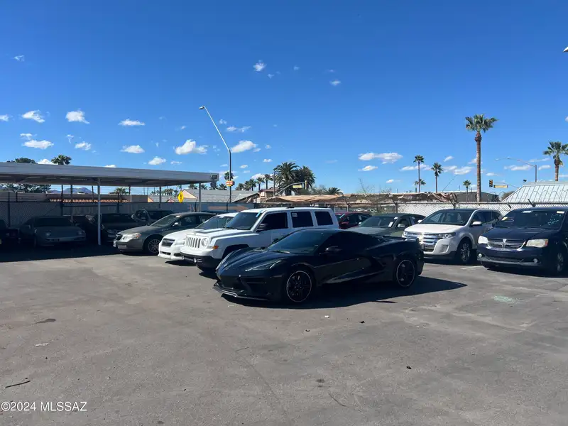 Midtown Auto Retail Building with Workshop on 0.37 Ac Corner Lot