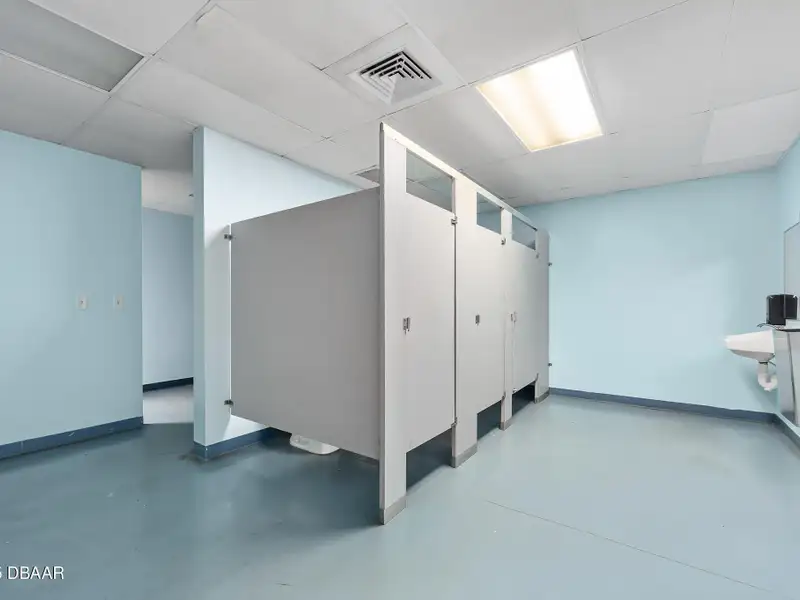 Flexible Commercial Lease: 19,000 Sq Ft Available in Prime Location
