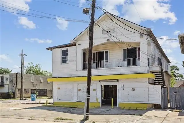 Versatile Commercial Property Near Downtown – 7,000 Sq Ft with Multiple Utilities and Parking