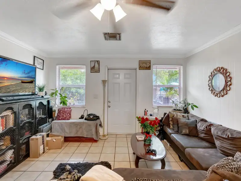Well-maintained 6-unit Multifamily Property in South Florida with Value-add Potential