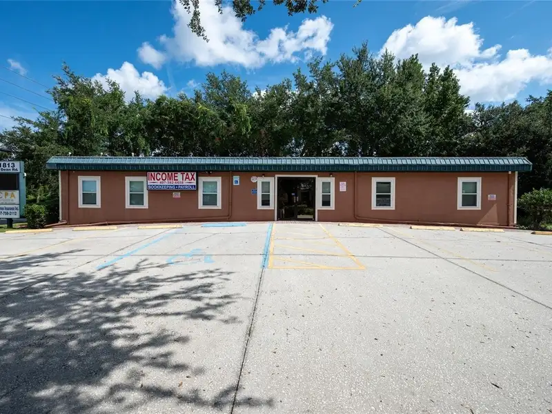 Professional Office Space for Lease in High-traffic Orlando Corridor with Ample Parking