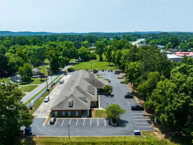 Flexible 3700 Sq Ft Commercial Space for Office or Medical Use in Adairsville