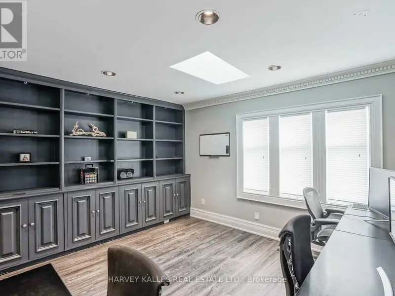 Top Floor Office Space in Renovated Semi-detached House, Prime Location, Utilities Included