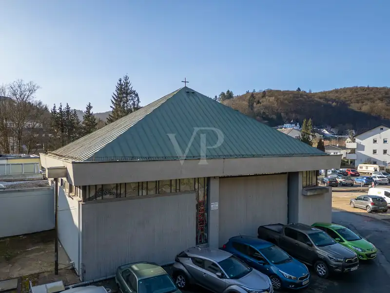 Spacious Commercial Property with Multiple Buildings on 26,913 M² in Prime Location